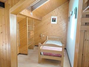 een kleine slaapkamer met een stapelbed in een houten huis bij Gîte La Bresse, 3 pièces, 4 personnes - FR-1-589-97 in La Bresse