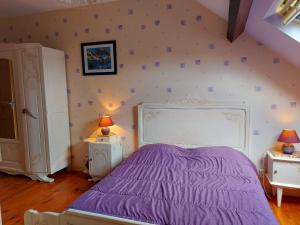 1 dormitorio con 1 cama de color púrpura y 2 mesitas de noche en Gîte Renazé, 4 pièces, 8 personnes - FR-1-600-52, en Renazé