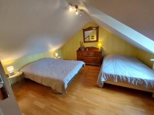 1 dormitorio con 2 camas y vestidor con espejo en Gîte Saint-Pierre-sur-Orthe, 4 pièces, 7 personnes - FR-1-600-185, en Saint-Pierre-sur-Orthe