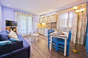 Kuchyň nebo kuchyňský kout v ubytování Flamingo Hotel Pelion - Seaside Superior Studios & Suites