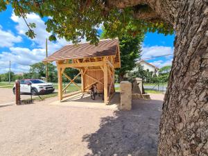 Fotografia z galérie ubytovania Gîte rénové 2022, 20 pers., 8 chambres, PMR, équipements sportifs, parking privé, proche Châtre - FR-1-591-363 v destinácii Le Magny