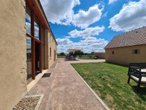 Fotografia z galérie ubytovania Gîte rénové 2022, 20 pers., 8 chambres, PMR, équipements sportifs, parking privé, proche Châtre - FR-1-591-363 v destinácii Le Magny