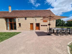 Fotografia z galérie ubytovania Gîte rénové 2022, 20 pers., 8 chambres, PMR, équipements sportifs, parking privé, proche Châtre - FR-1-591-363 v destinácii Le Magny