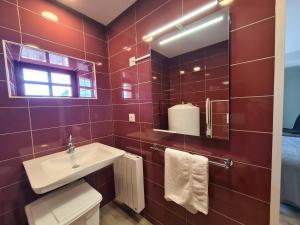Fotografia z galérie ubytovania Gîte rénové 2022, 20 pers., 8 chambres, PMR, équipements sportifs, parking privé, proche Châtre - FR-1-591-363 v destinácii Le Magny