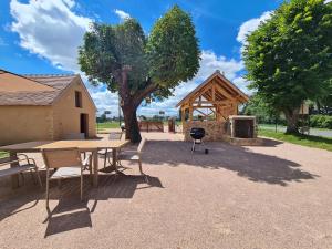 Fotografia z galérie ubytovania Gîte rénové 2022, 20 pers., 8 chambres, PMR, équipements sportifs, parking privé, proche Châtre - FR-1-591-363 v destinácii Le Magny
