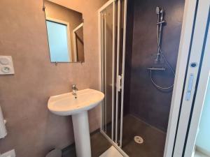 Fotografia z galérie ubytovania Gîte rénové 2022, 20 pers., 8 chambres, PMR, équipements sportifs, parking privé, proche Châtre - FR-1-591-363 v destinácii Le Magny