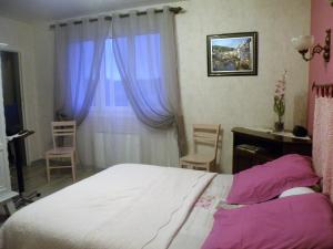 Cousancelles的住宿－Guestroom Cousances-les-Forges, 1 pièce, 2 personnes - FR-1-585-123，卧室配有一张床、一张书桌和窗户。