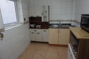 a small kitchen with a sink and a window at Casa CasCal in Santiago