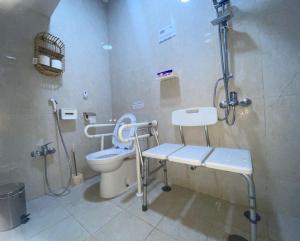 La salle de bains est pourvue de toilettes et d'un lavabo. dans l'établissement مساكن الدار 9, à Abha