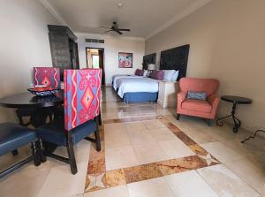Paraíso Escondido في كابو سان لوكاس: غرفة نوم بسرير وطاولة وكراسي