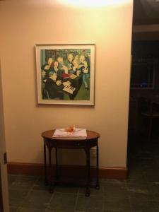 una mesa en una habitación con un cuadro en la pared en Margaret's Penthouse at Cannery Row and Aquarium en Monterey