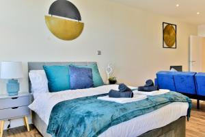 سرير أو أسرّة في غرفة في Stunning apartment near citycentre & Oracle