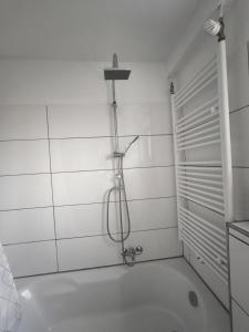 y baño de azulejos blancos con ducha. en Haus am ruhige Lage in Langscheid Nähe sorpesee, en Melschede