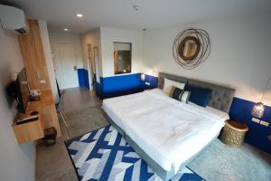 Łóżko lub łóżka w pokoju w obiekcie KRAAM Silhouette Hotel & Cafe Phuket