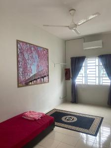Una cama o camas en una habitación de Az-zahra Home Stay Kulim Hi-Tech