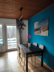 uma sala de jantar com uma mesa preta e cadeiras em Haus am ruhige Lage in Langscheid Nähe sorpesee em Melschede