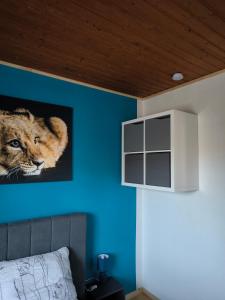 a bedroom with a painting of a lion on the wall at Haus am ruhige Lage in Langscheid Nähe sorpesee in Melschede