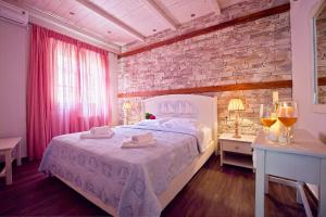 Postel nebo postele na pokoji v ubytování Flamingo Hotel Pelion - Seaside Superior Studios & Suites