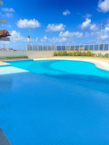 una gran piscina de agua azul en Apartamento beira mar Salvador Bahia, en Salvador