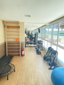 un gimnasio con cintas de correr y equipos de ejercicio en un edificio en Apartamento beira mar Salvador Bahia, en Salvador