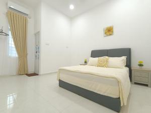 een slaapkamer met een groot bed in een witte kamer bij Aida homestay Kuala terengganu/Kuala nerus in Kuala Terengganu