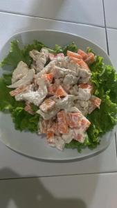 a bowl of salad with meat and lettuce on a table at Casa Esmeralda in Moyogalpa