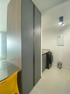 cocina con puerta corredera de cristal y escritorio en Apartamento na Barra alto padrão com vista mar, en Salvador
