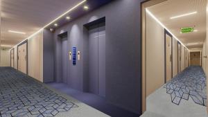 un couloir avec une rangée d'ascenseurs dans un bâtiment dans l'établissement Holiday Inn Express Porto - Boavista, an IHG Hotel, à Porto