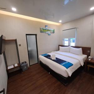een slaapkamer met een groot bed in een kamer bij TRAVELBIZ HOTEL in Medan