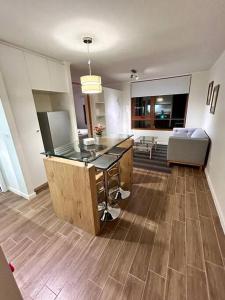 um quarto com uma cozinha com uma mesa e um sofá em 201/ Precioso apartamento 1D+1B Centro + Jumbo 5 min em Puerto Montt