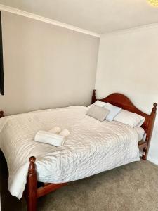 um quarto com uma cama com duas toalhas em Red hill cottage em Kingston 