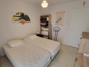 a bedroom with a large white bed in it at Appartement Les Sables-d'Olonne, 2 pièces, 4 personnes - FR-1-92-735 in Les Sables-d'Olonne