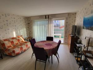 レ・サ​​ーブル・ドロンヌにあるAppartement Les Sables-d'Olonne, 2 pièces, 4 personnes - FR-1-92-735のリビングルーム(テーブル、ソファ付)