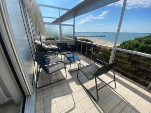 アルカションにあるAppartement Arcachon, 3 pièces, 6 personnes - FR-1-374-59のビーチの景色を望むバルコニー(椅子付)