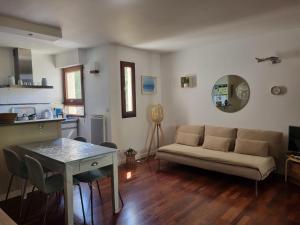 sala de estar con sofá y mesa en Appartement Seignosse, 3 pièces, 5 personnes - FR-1-239-959, en Seignosse