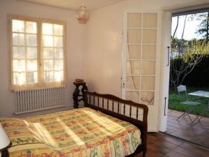 1 dormitorio con 1 cama y puerta corredera de cristal en Maison La Tranche-sur-Mer, 4 pièces, 6 personnes - FR-1-22-235, en La Tranche-sur-Mer