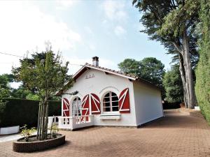 una pequeña casa blanca con pintura roja. en Maison Saint-Brevin-les-Pins, 5 pièces, 8 personnes - FR-1-364-66, en Saint-Brevin-les-Pins