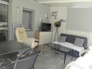 een woonkamer met een bank en een tafel bij Maison La Faute-sur-Mer, 3 pièces, 4 personnes - FR-1-476-58 in La Faute-sur-Mer