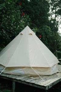 ein weißes Zelt auf einem Picknicktisch in der Unterkunft An Suối Garden Tri Tôn An Giang 