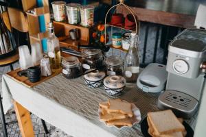 una mesa con pan y un procesador de alimentos. en An Suối Garden Tri Tôn An Giang, 