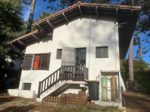 ein weißes Haus mit einer Treppe davor in der Unterkunft Maison Arcachon, 3 pièces, 5 personnes - FR-1-319-383 in Arcachon