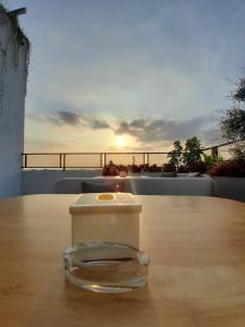 una vela sobre una mesa en un balcón en TRAVELBIZ HOTEL, en Medan