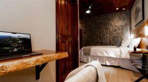 TV a/nebo společenská místnost v ubytování Hotel Boutique Los Abetos