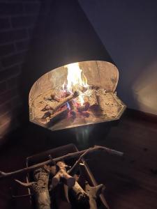 un horno de fuego con fuego dentro en Bluestudio en Lumiar