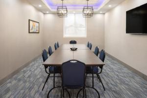 uma sala de conferências com uma mesa longa e cadeiras em La Quinta Inn & Suites by Wyndham Williston Burlington em Williston