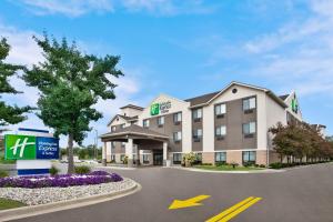 ベルビルにあるHoliday Inn Express Hotel & Suites - Belleville Area by IHGの建物付きホテル