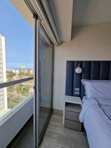 ein Schlafzimmer mit einem Bett und einem großen Fenster in der Unterkunft Barranco Aparment Luxury in Lima