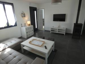 Televízia a/alebo spoločenská miestnosť v ubytovaní Maison 85m² à Notre-Dame-de-Monts, 7 pers, proche plage, 3 chambres, terrasse, activités nautiques - FR-1-540-150