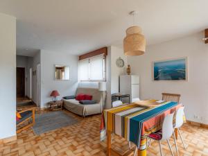 a living room with a table and a couch at Maison 6 pers. à Mimizan, bord de courant, forêt et océan, 3 étoiles, tout confort, ménage inclus - FR-1-50-80 in Mimizan