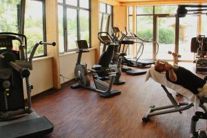 Fitness centrum a/nebo fitness zařízení v ubytování Parkhotel am Soier See